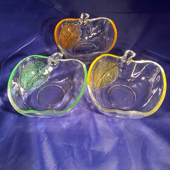 KIG INDONESIA SET OF 3 APPLE SHAPED GLASS BOWLS WITH COLORED LEAF - Picture 1 of 6
